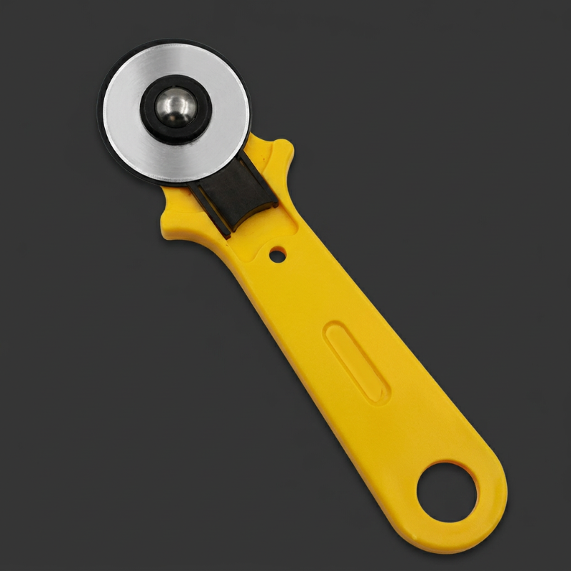 Cutter rotatif jaune de 45mm sur fond gris