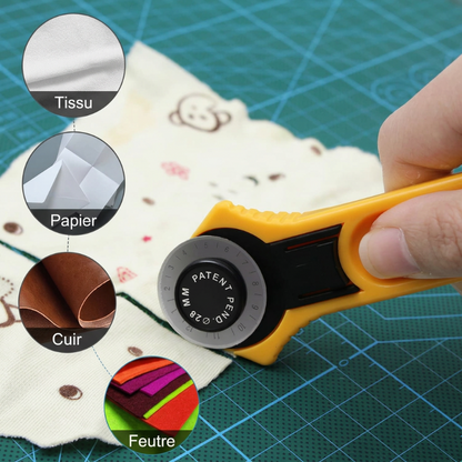 Cutter rotatif jaune tenu par une main coupant un tissu