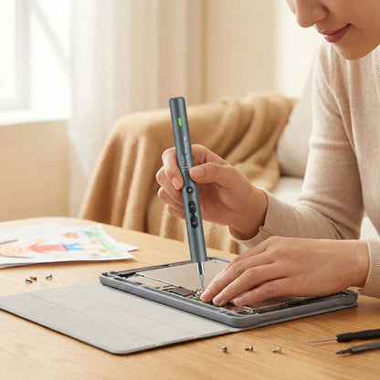 Femme répare tablette avec tournevis electrique