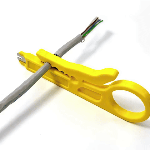 Pince à dénuder jaune dénudant un câble électrique gris