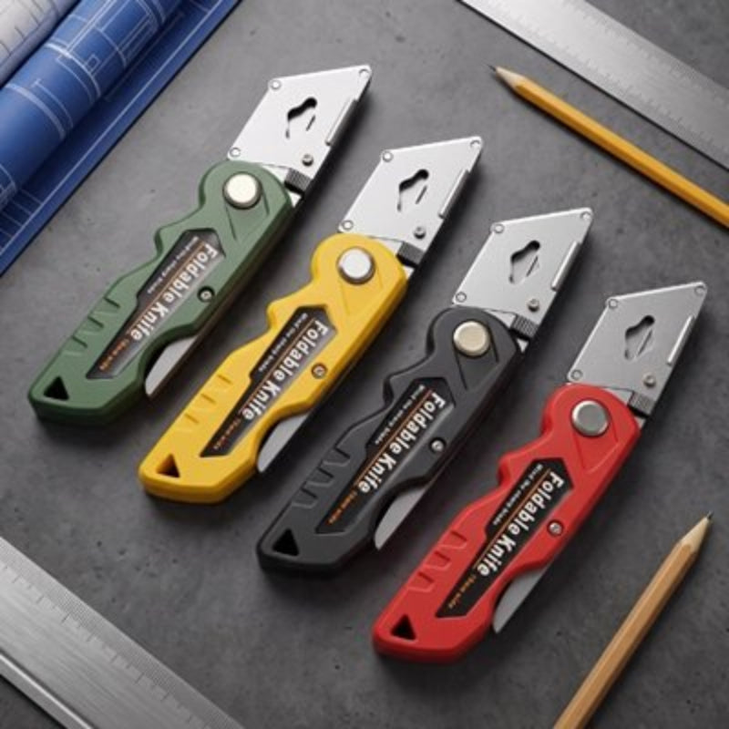 Cutter de quatre couleur différentes vert, jaune, noir et rouge