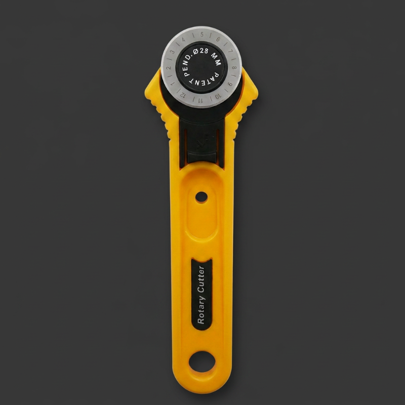 Cutter rotatif jaune sur fond gris foncé 