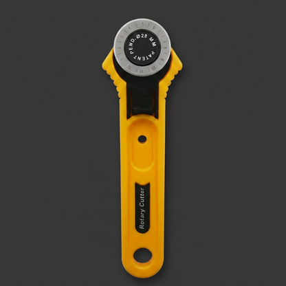 Cutter rotatif jaune sur fond gris foncé 