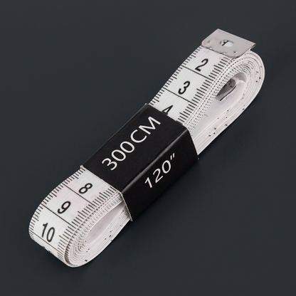 Mètre ruban blanc de 300 cm sur fond gris foncé