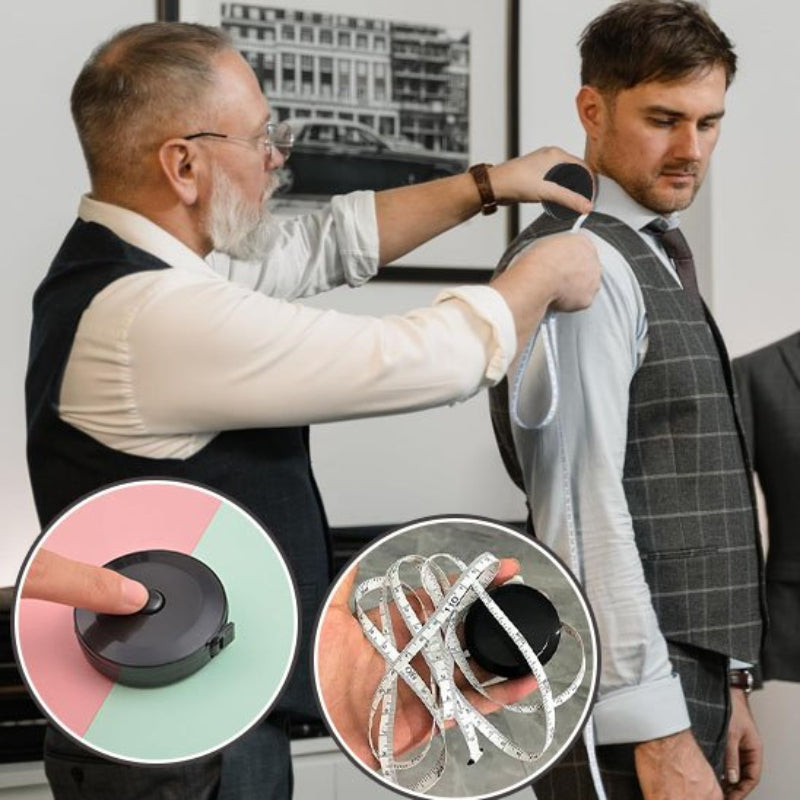 Metre ruban avec un tailleur mesurant l'epaulle d'un client