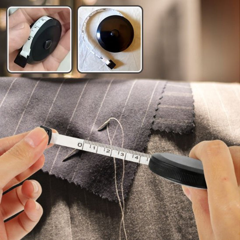 Metre ruban blanc et noir tenu par une personne devant un morceau de tissu