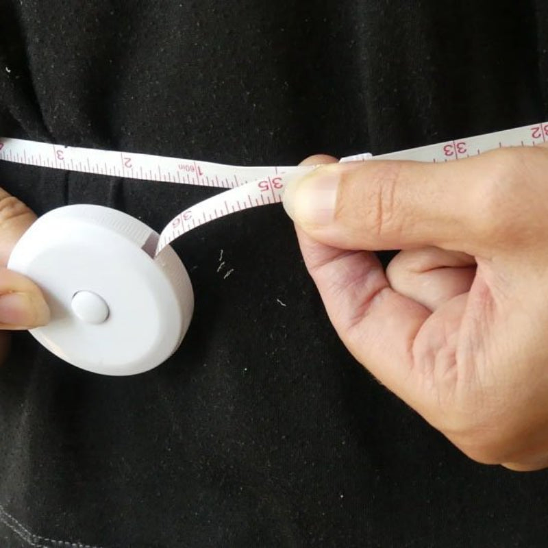 Metre ruban blanc autour d'une taille d'une personne