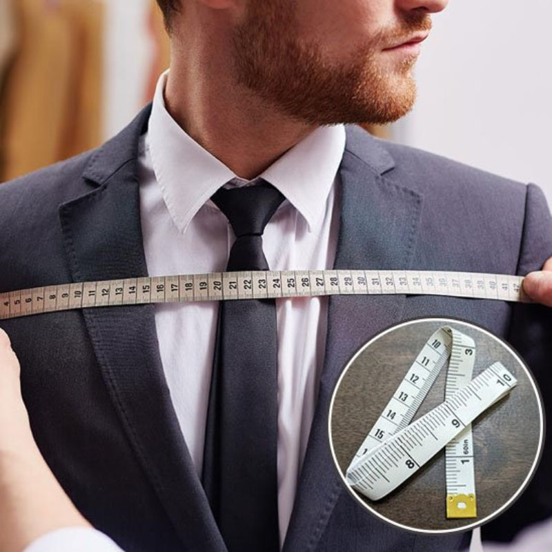 Mètre ruban blanc et noir prenant la mesure de la torse d'un homme