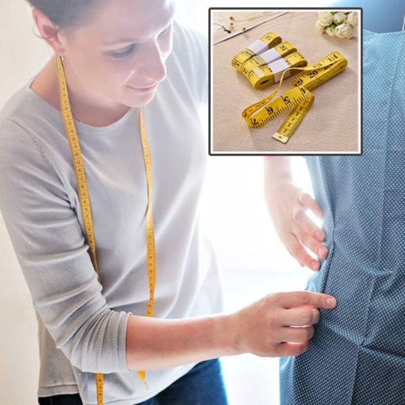 Mètre ruban jaune et couturière ajustant un tissu