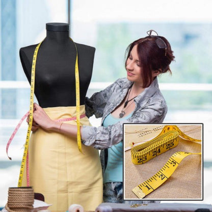 Mètre ruban jaune te rose avec une couturière et un mannequin