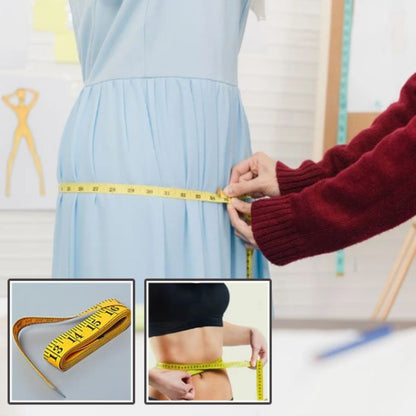 Mètre ruban jaune tenu par une couturière mesurant la taille d'une femme