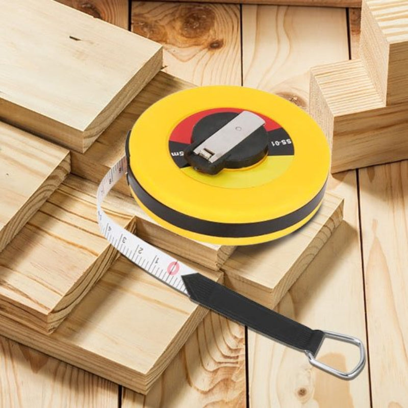 Mètre ruban jaune entouré de planches de bois