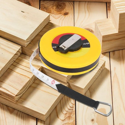 Mètre ruban jaune entouré de planches de bois