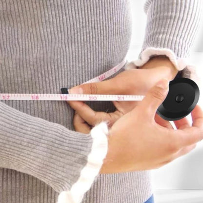 Metre ruban tenu par une femme autour de la taille