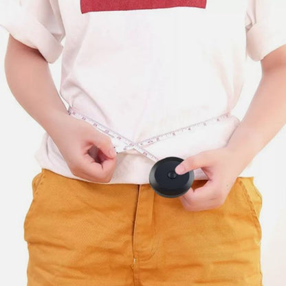 Metre ruban utilisé par une personne mesurant sa taille