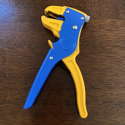 Pince a denuder de couleur bleu et jaune