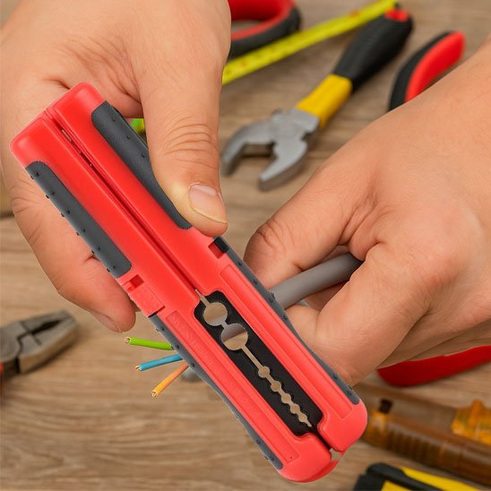 Pince à dénuder dénudant un câble avec plusieurs fils