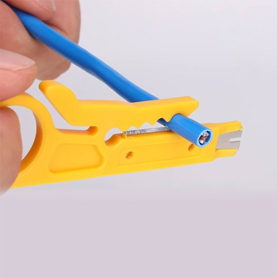 Pince a dénuder et un câble électrique bleu