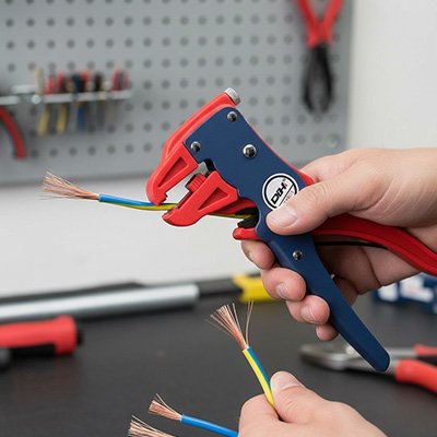 Pince a denuder rouges avec beaucoup de fils électrique