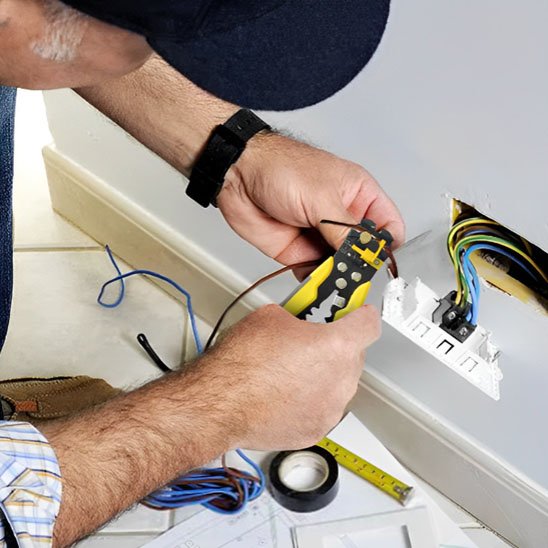 Pince à dénuder utilisé par un électricien pour réparer prise électrique
