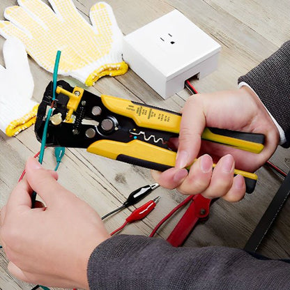 Pince à dénuder utilise par un électricien