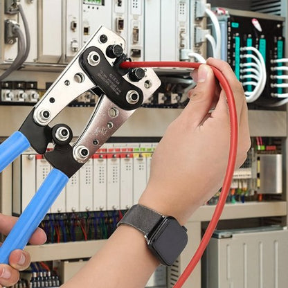 Pince a sertir​ devant un poste electrique avec un cable electrique