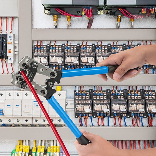 Pince a sertir​ serrant un cable electrique rouge