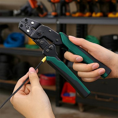 Pince a sertir vert et noir avec un câble noir 