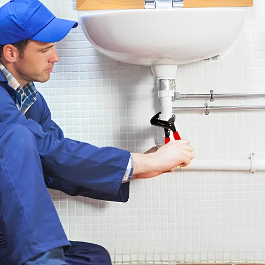 Pince avec un plombier devant un lavabo