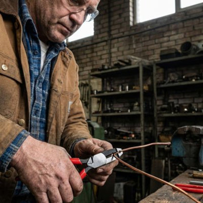Pince coupante et un monsieur dans son atelier
