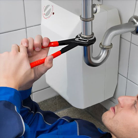 Pince et un plombier dans une salle de bain
