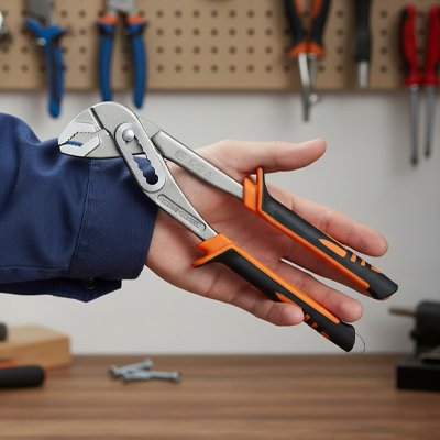 Pince multiprise dans l main d'une personne