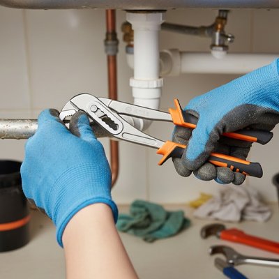 Pince multiprise dans la main gantée d'une personne
