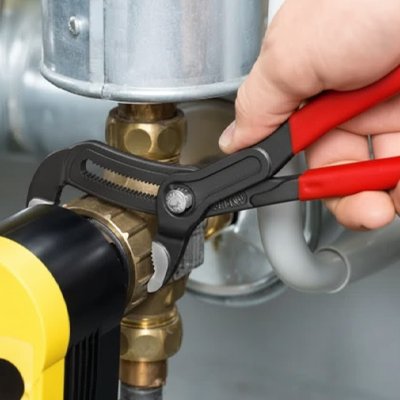 Pince multiprise effectuant des travaux de plomberie