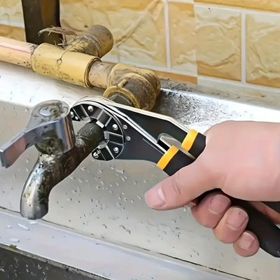 Pince multiprise tenant un robinet entre les mâchoires