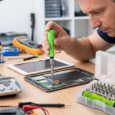 Tournevis avec un monsieur dans un atelier