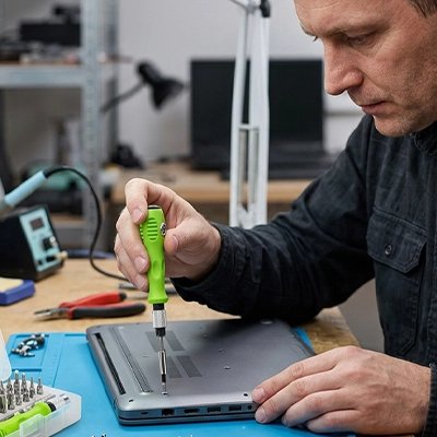 Tournevis avec un ordinateur portable