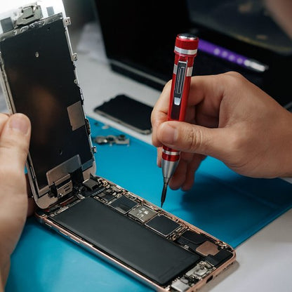 Tournevis de couleur rouge devisant un smartphone