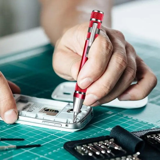 Tournevis de couleur rouge réparant un smartphone