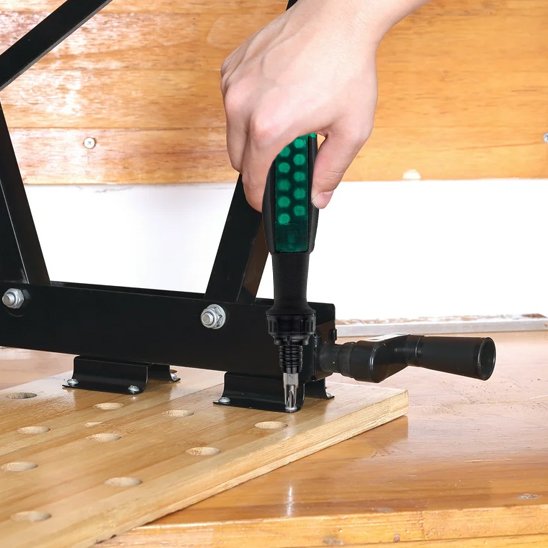 Tournevis fixant un objet sur une planche