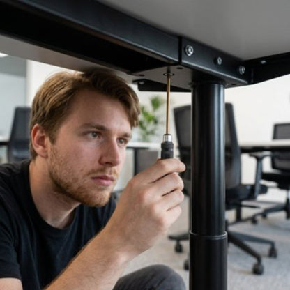 Tournevis utilisé par un homme fixant une table
