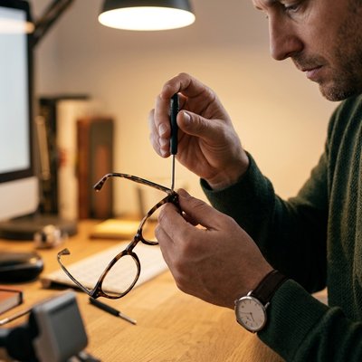 Tournevis utilisé pour la réparation de lunettes 